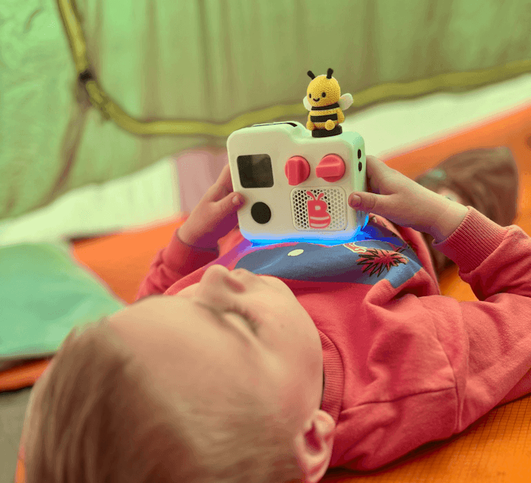 VibeeBOX v rukách dieťaťa počas beta testovania