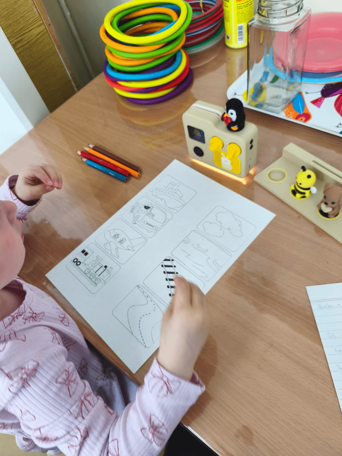 Vzdelávacie počúvanie s Vibee kartami pre skupinu detí